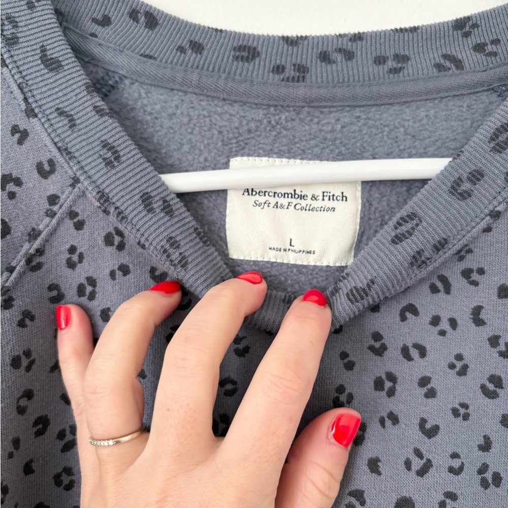 Abercrombie & Fitch Soft Collection Blue Black Leopard Print Sweater Size Large - Picture 2 of 4